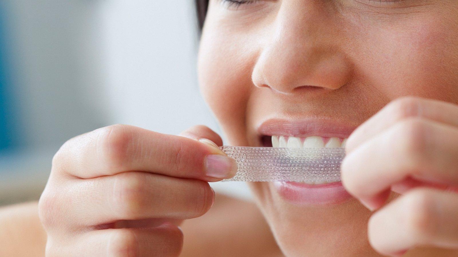 How to Whiten Teeth Naturally at Home in 2026